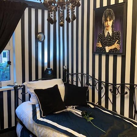 Wednesday'S Family Rooms ยอร์ค ภายนอก รูปภาพ