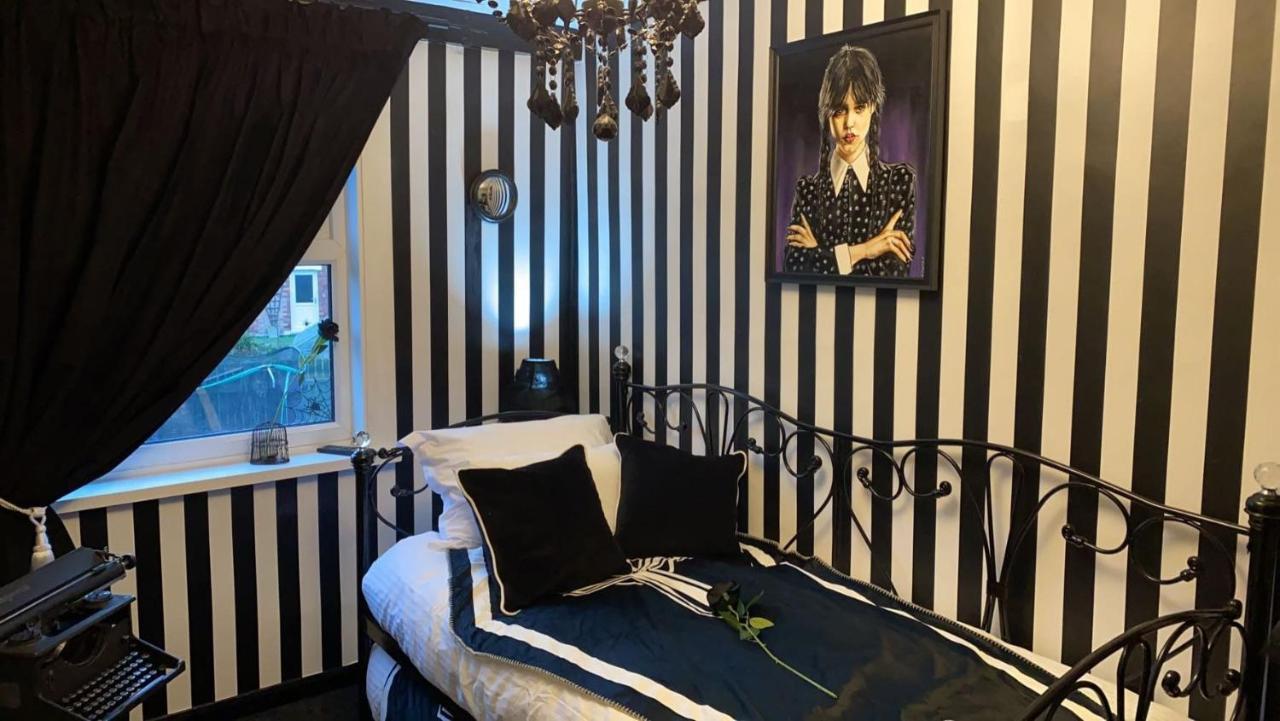 Wednesday'S Family Rooms ยอร์ค ภายนอก รูปภาพ
